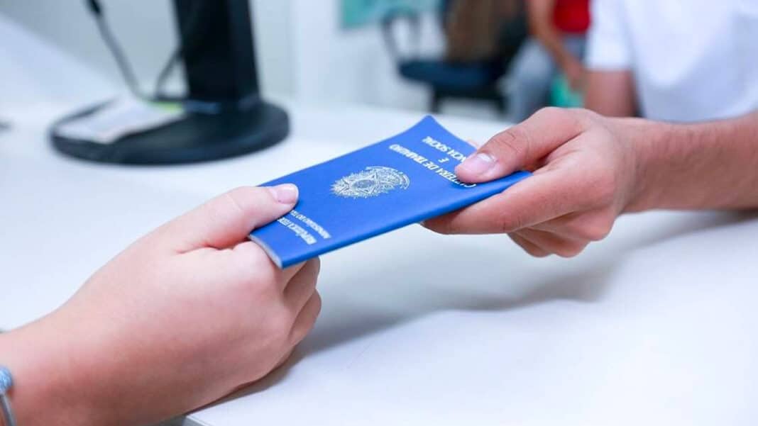 Procurando emprego? SINE de João Pinheiro divulga vagas com salários de até R$ 3,4 mil; veja a lista