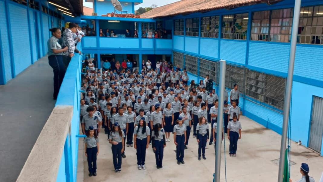 Pedido de deputada do PT leva TCE a suspender programa de escolas cívico-militares em Minas Gerais