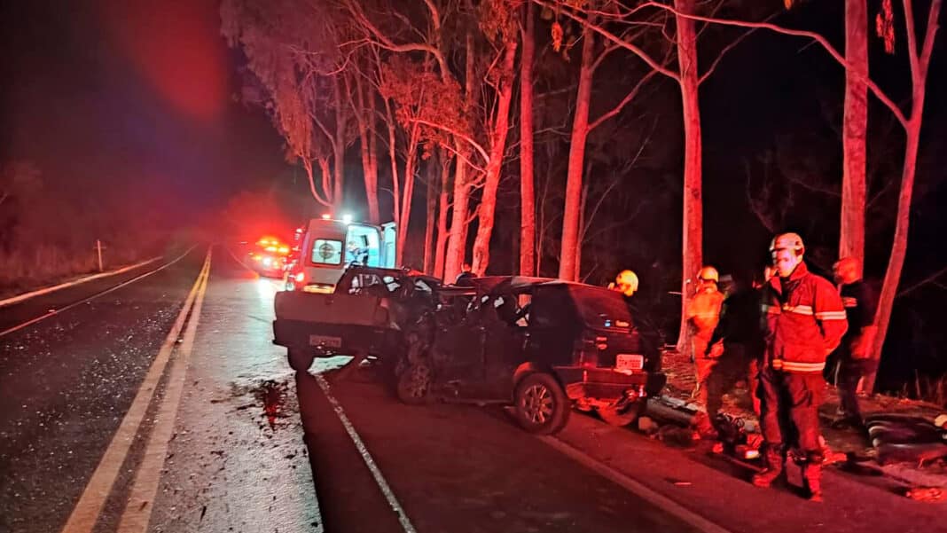 Casal morre preso às ferragens em gravíssimo acidente na BR-365, em João Pinheiro