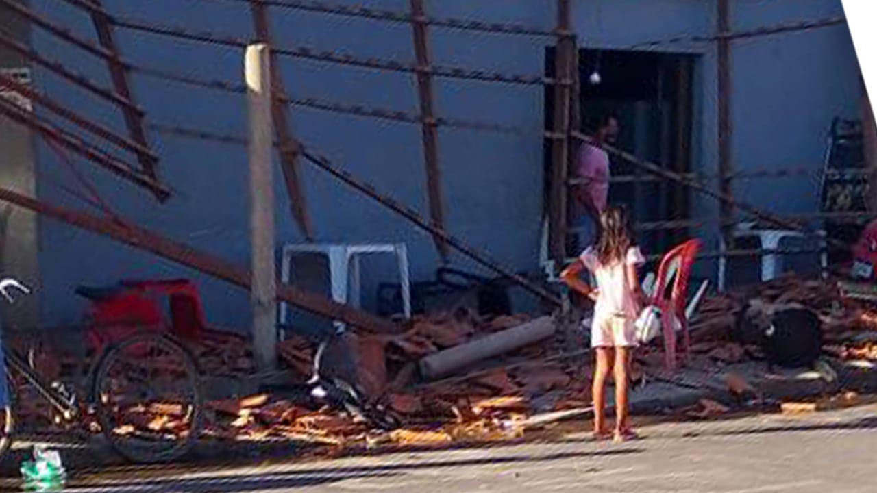 Bêbado ao volante arrebenta muro de casa, destrói bar, fere criança e foge sem prestar socorro em João Pinheiro