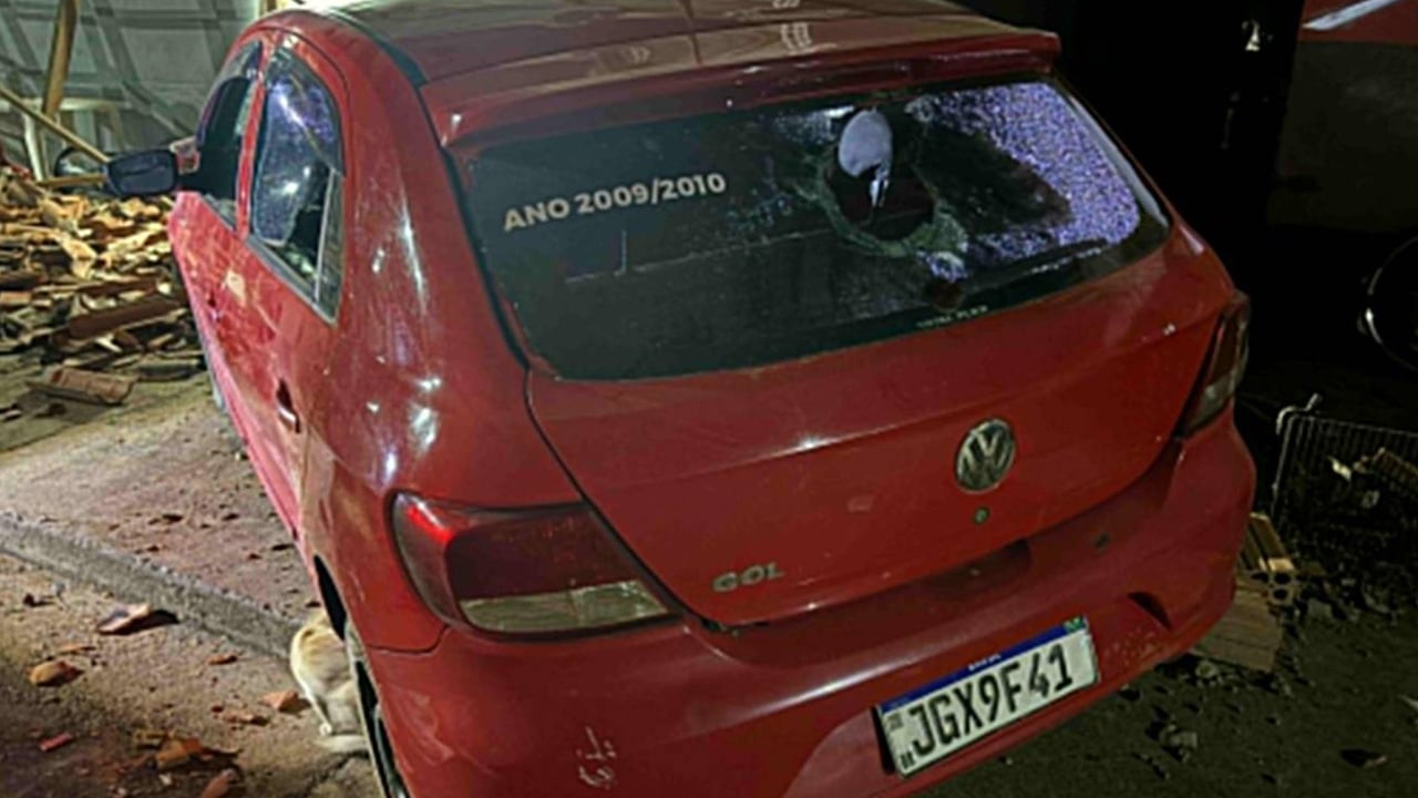 Bêbado ao volante arrebenta muro de casa, destrói bar, fere criança e foge sem prestar socorro em João Pinheiro