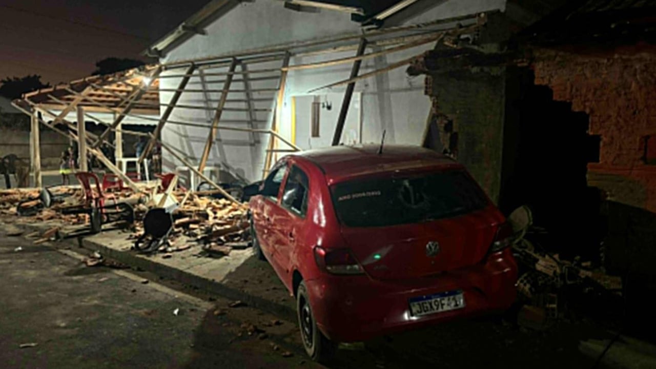 Bêbado ao volante arrebenta muro de casa, destrói bar, fere criança e foge sem prestar socorro em João Pinheiro