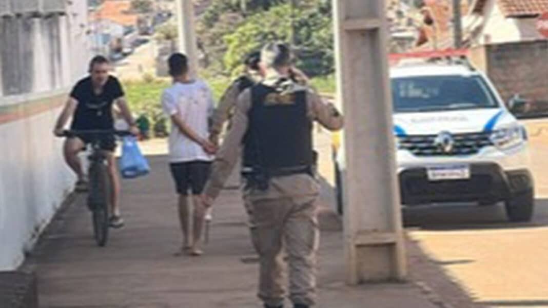 Jovem tenta matar namorada e o próprio pai a facadas por não aceitar fim de namoro em Varjão de Minas