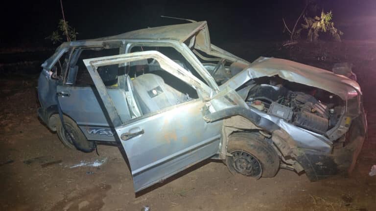 Idosos ficam feridos após Uno capotar durante ultrapassagem na MGC-354, em Presidente Olegário