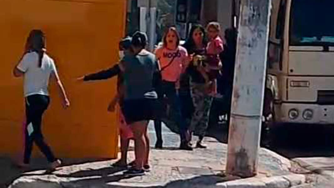 Ciganas partem para cima de vendedora idosa no Centro de João Pinheiro e confusão vira caso de Polícia