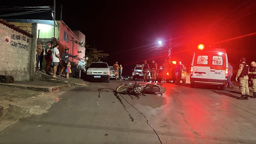 Motoqueiro sem capacete e embriagado tenta fugir da PM, bate em carro e acaba preso em João Pinheiro