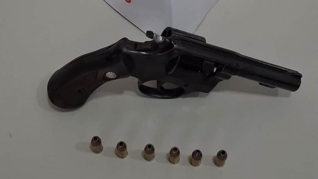 Motorista tenta se livrar de revólver ao ver blitz na MG-181, mas acaba preso em Brasilândia de Minas
