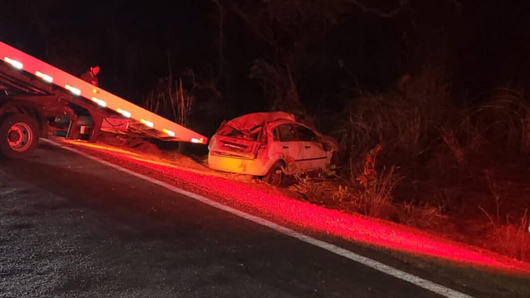 Carro capota com casal na MG-410 após motorista perder controle em curva; ninguém se feriu