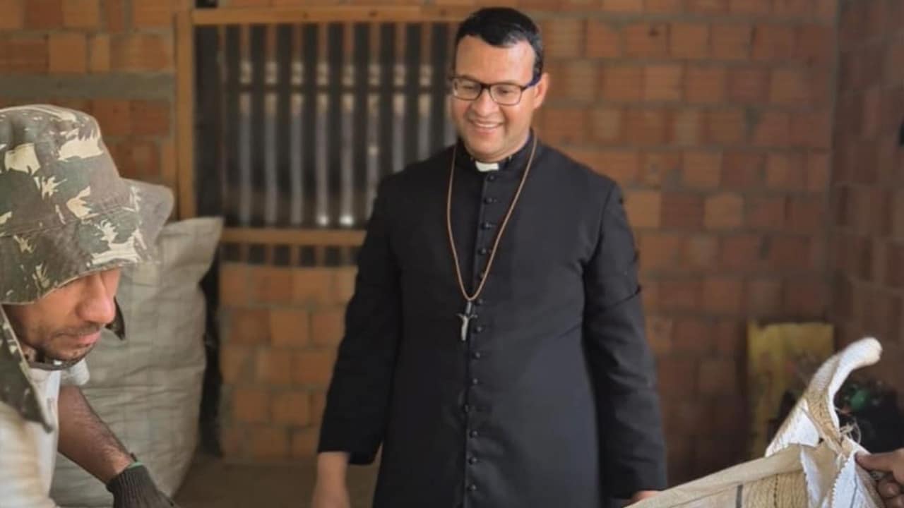 História que inspira: conheça o Padre pinheirense que está pedindo doações de latinhas para construir igreja no DF