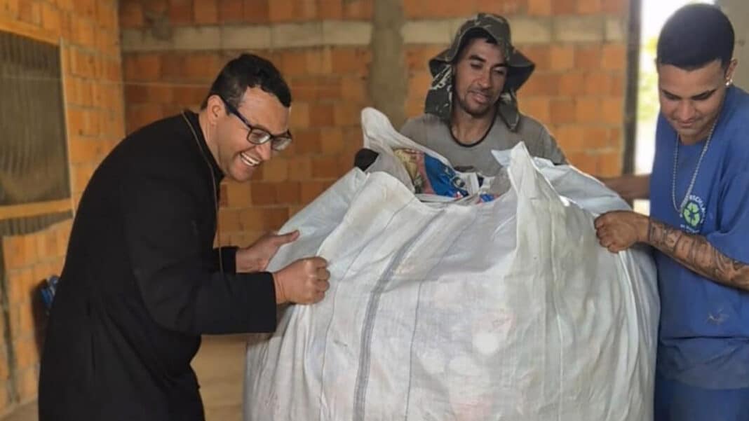 História que inspira: conheça o Padre pinheirense que está pedindo doações de latinhas para construir igreja no DF
