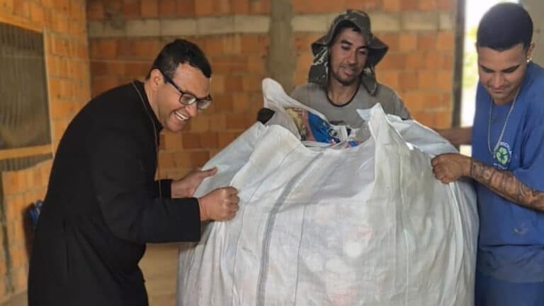 História que inspira: conheça o Padre pinheirense que está pedindo doações de latinhas para construir igreja no DF