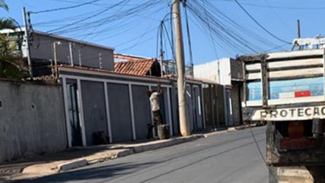 Homem é flagrado furtando fios de cobre em plena luz do dia no Centro de João Pinheiro