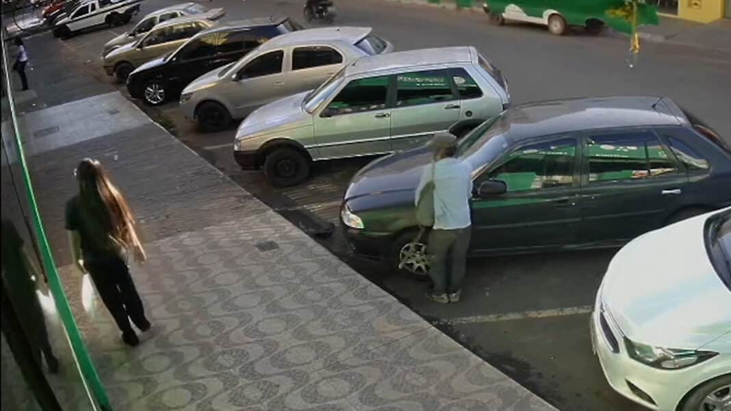 Em plena luz do dia, andarilho urina em carro estacionado no Centro de João Pinheiro e causa indignação