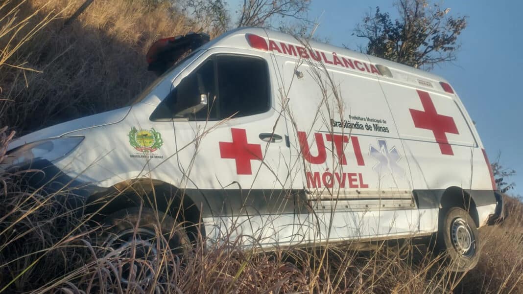 Ambulância de Brasilândia de Minas que levava paciente à Patos de Minas sai da pista na MG-410