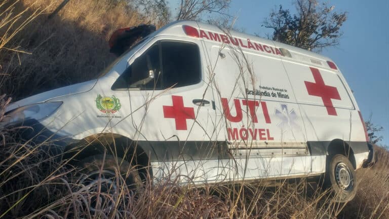 Ambulância de Brasilândia de Minas que levava paciente à Patos de Minas sai da pista na MG-410