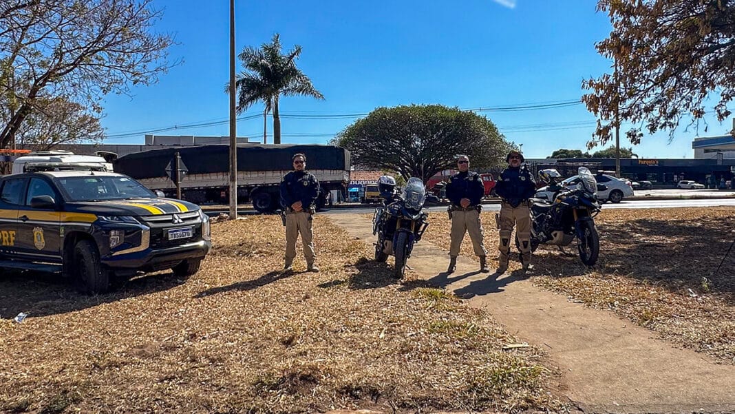 Operação Duas Rodas da PRF resulta em 130 multas e 20 veículos removidos em João Pinheiro