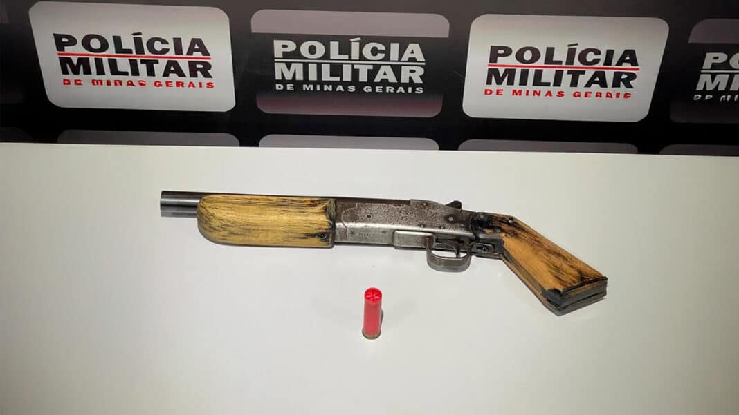 Briga por esgoto entre vizinhos termina com homem preso por porte ilegal de escopeta em João Pinheiro