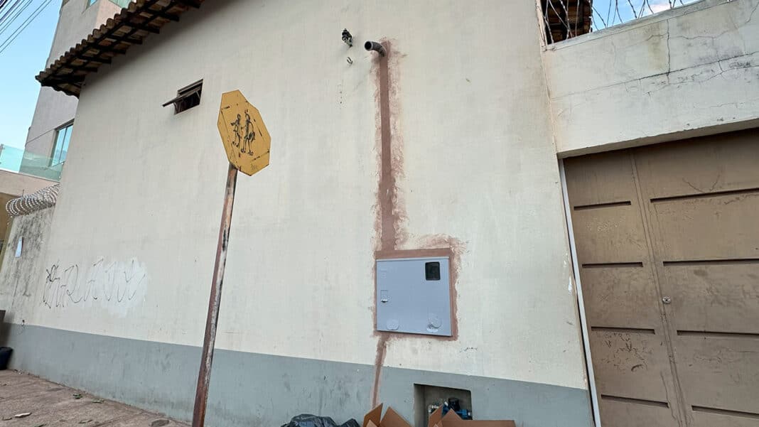 Escola Estadual Presidente Olegário é alvo de ladrões e tem fiação de cobre furtada em João Pinheiro