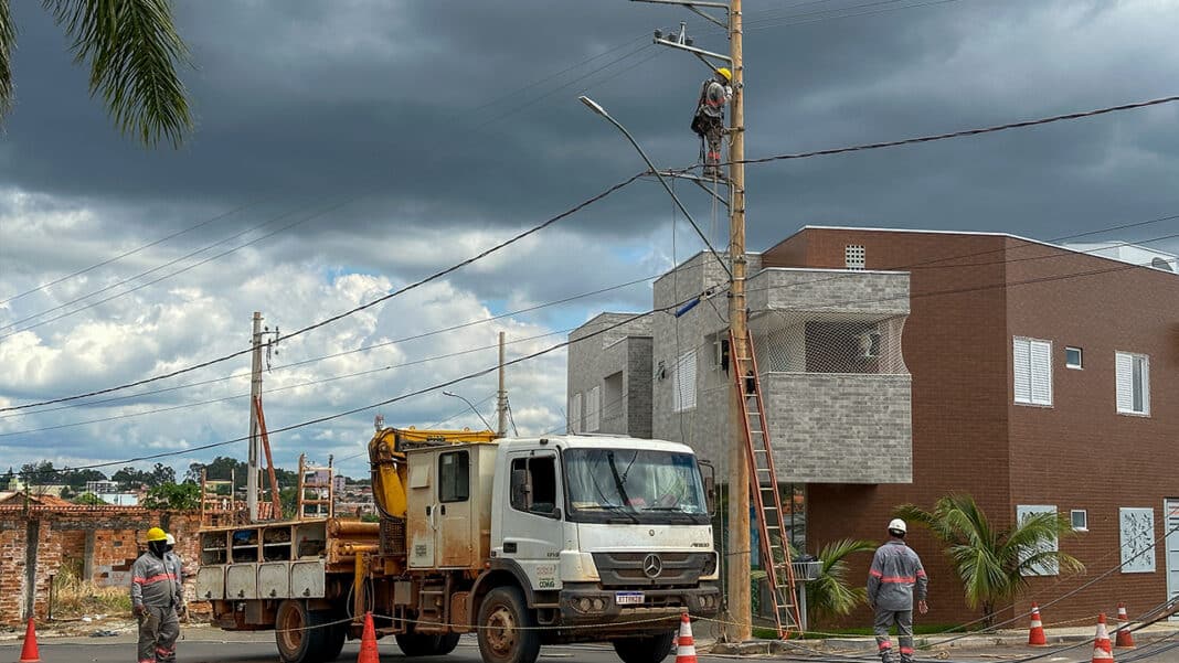 Com quase 60 vagas para a região, Cemig abre concurso para eletricista com salário de até R$ 4,3 mil