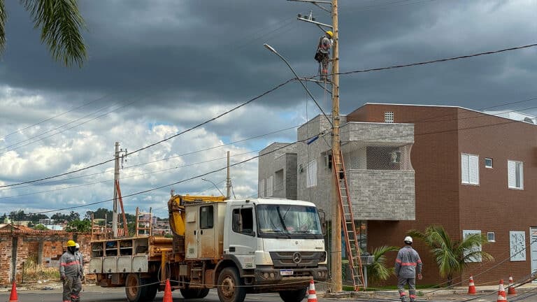 Com quase 60 vagas para a região, Cemig abre concurso para eletricista com salário de até R$ 4,3 mil