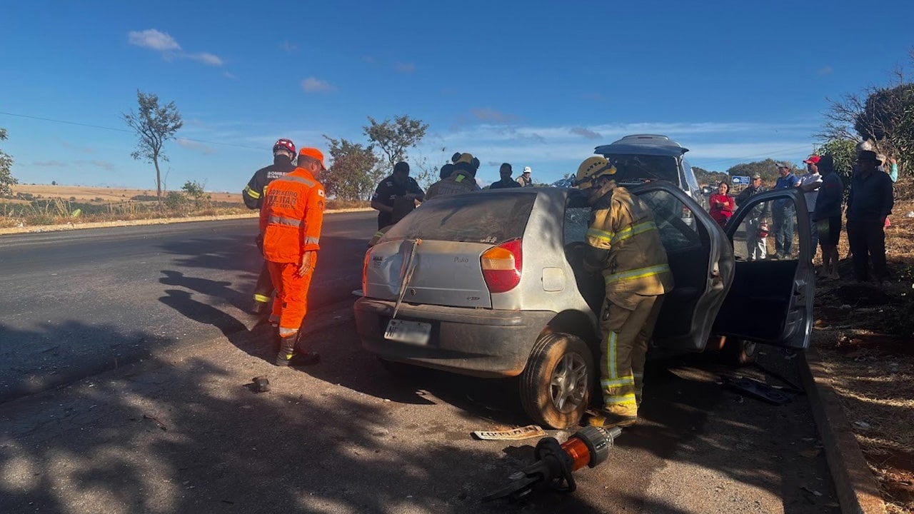 Idoso morre e filha fica ferida após grave acidente entre carro e caminhão na MGC-354, em Presidente Olegário