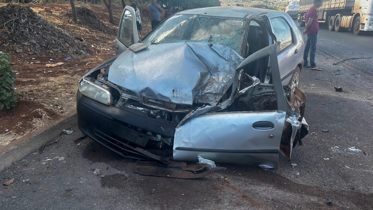Idoso morre e filha fica ferida após grave acidente entre carro e caminhão na MGC-354, em Presidente Olegário