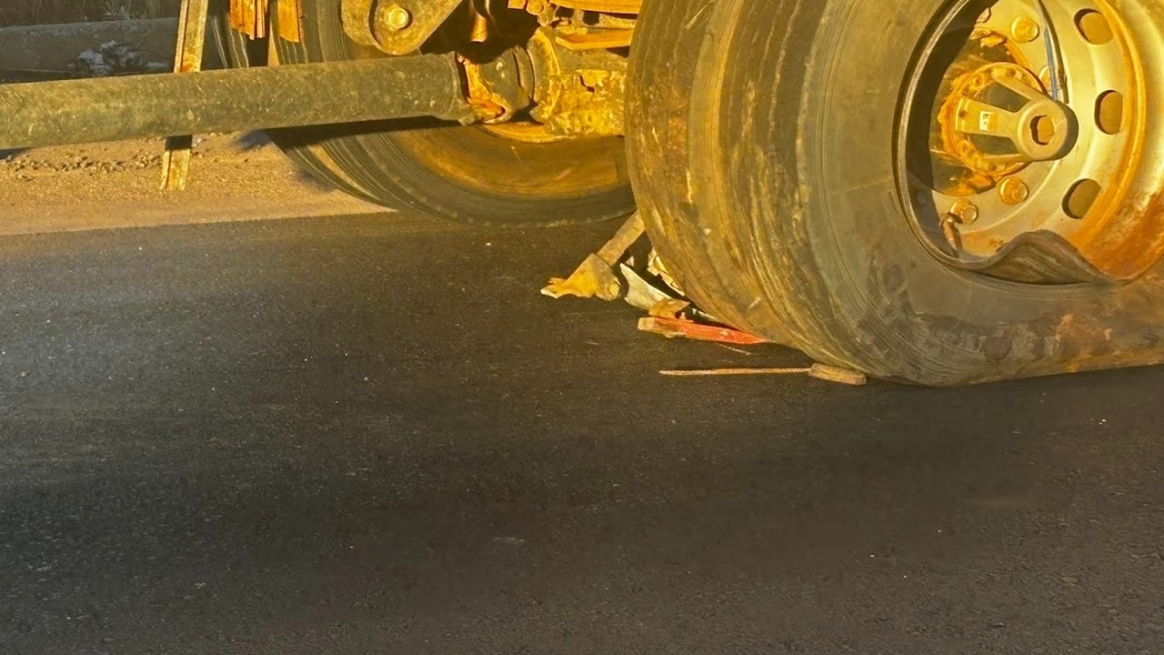 Idoso morre e filha fica ferida após grave acidente entre carro e caminhão na MGC-354, em Presidente Olegário