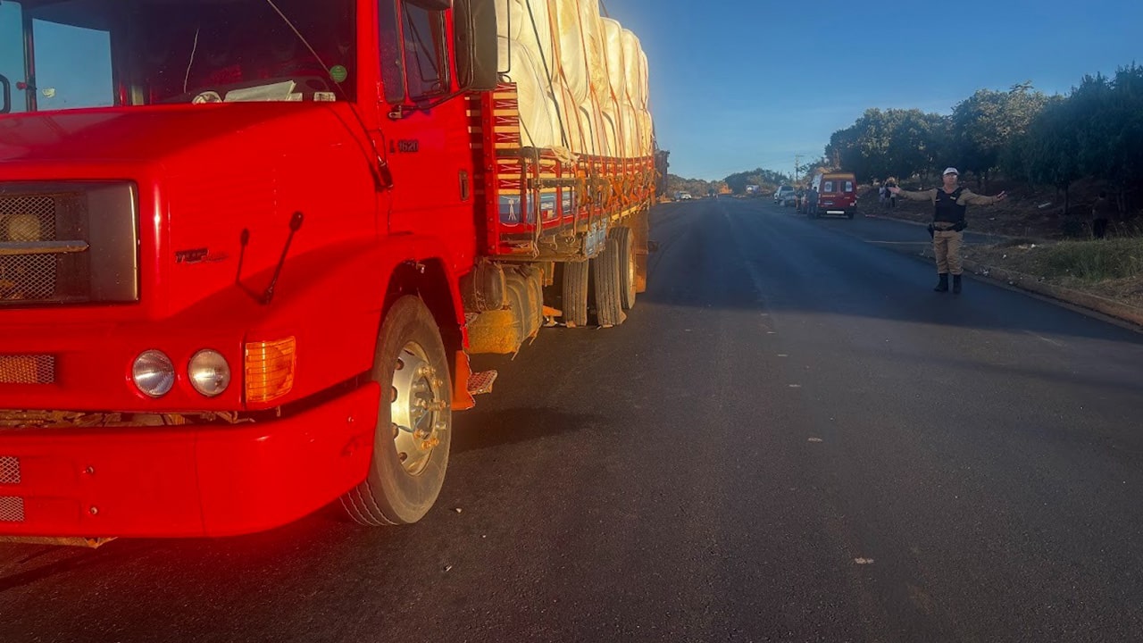 Idoso morre e filha fica ferida após grave acidente entre carro e caminhão na MGC-354, em Presidente Olegário