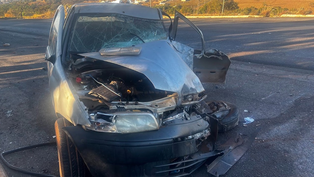 Idoso morre e filha fica ferida após grave acidente entre carro e caminhão na MGC-354, em Presidente Olegário