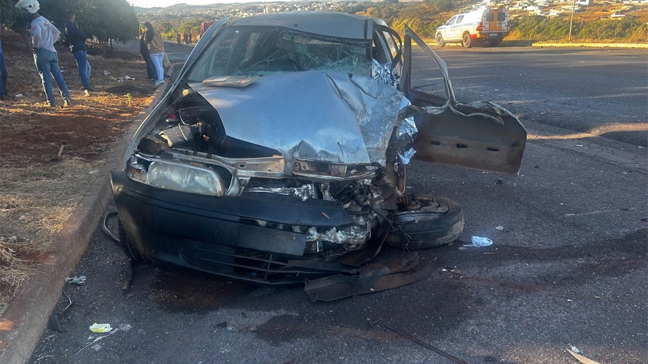 Idoso morre e filha fica ferida após grave acidente entre carro e caminhão na MGC-354, em Presidente Olegário