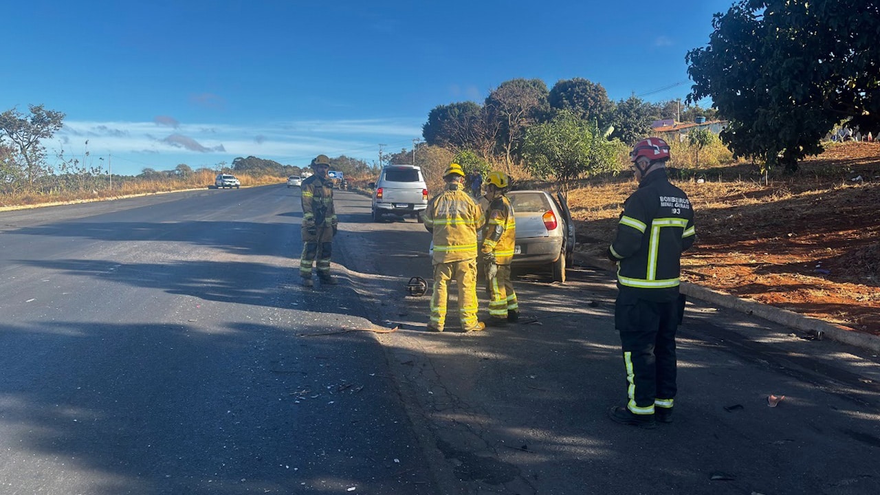 Idoso morre e filha fica ferida após grave acidente entre carro e caminhão na MGC-354, em Presidente Olegário