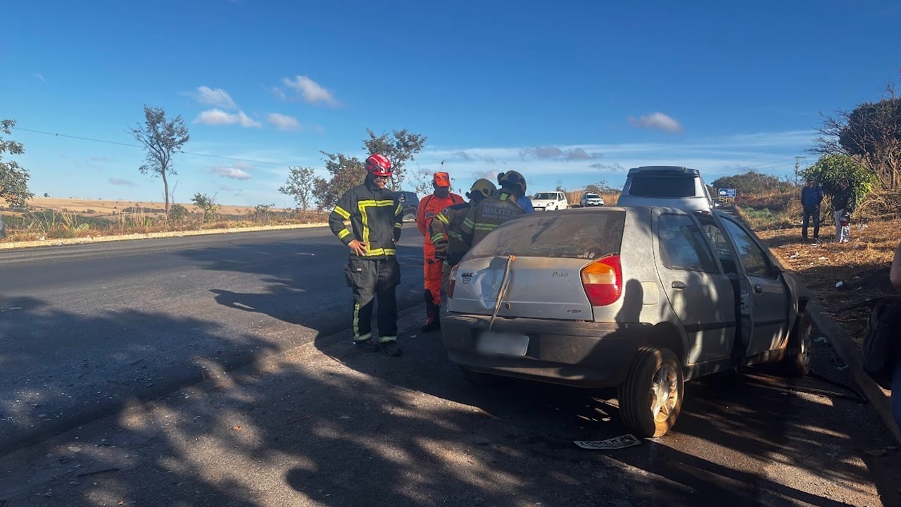 Idoso morre e filha fica ferida após grave acidente entre carro e caminhão na MGC-354, em Presidente Olegário