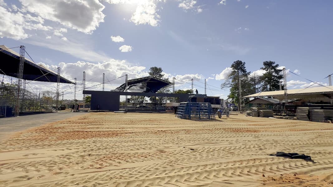 Contagem regressiva: palco, arena e camarotes são montados para a festa de 114 anos de João Pinheiro