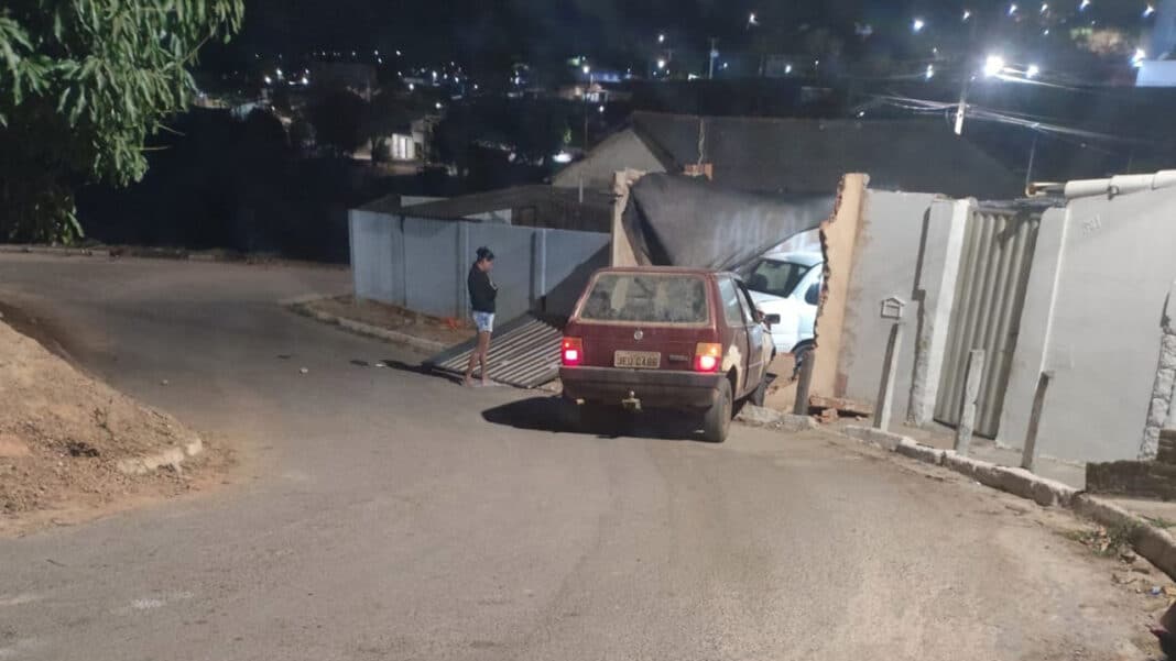 Motorista perde controle de carro e arrebenta portão de casa no Cais em João Pinheiro