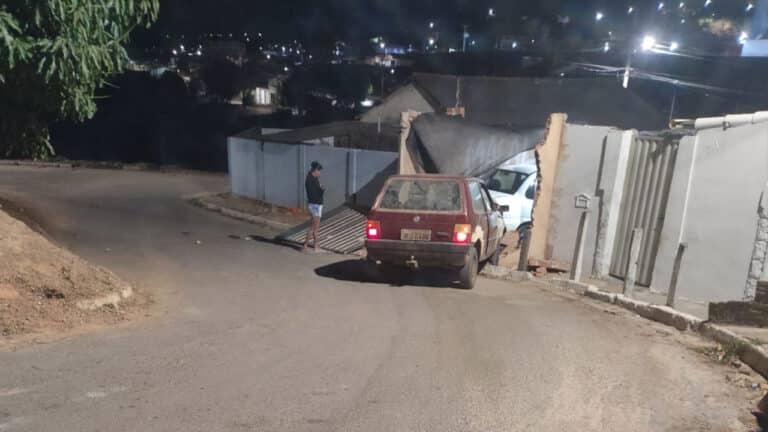 Motorista perde controle de carro e arrebenta portão de casa no Cais em João Pinheiro
