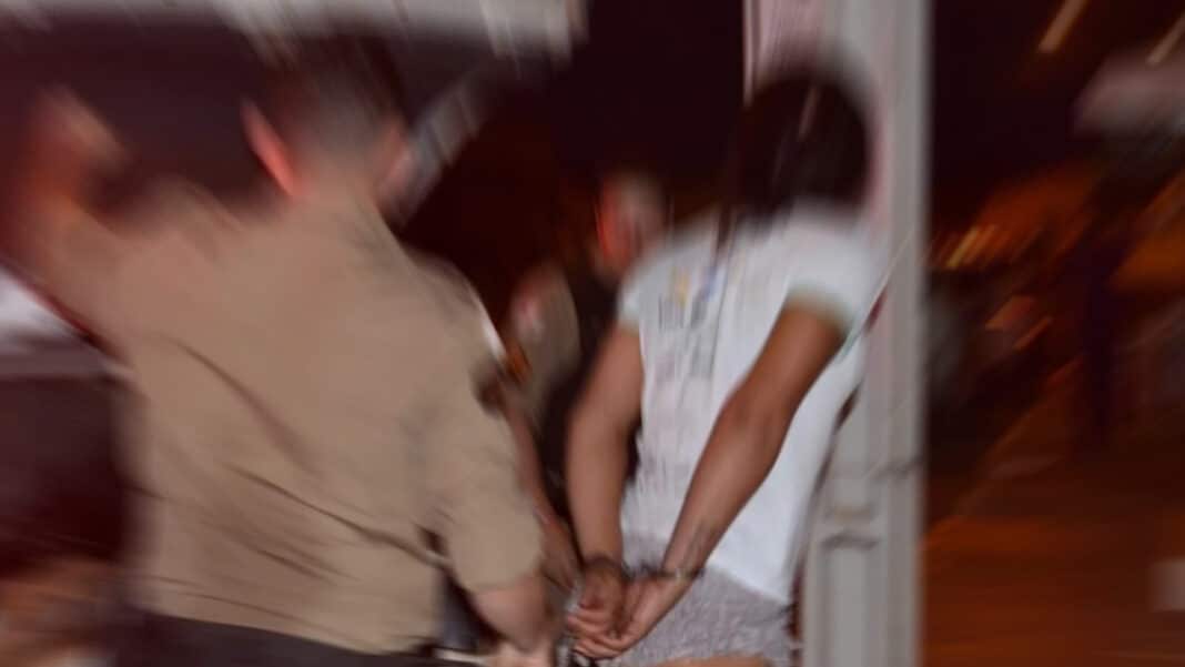 “Vou cortar seu cabelo e seus peitos”: travesti ameaça rival com faca em briga por ponto e é presa em João Pinheiro