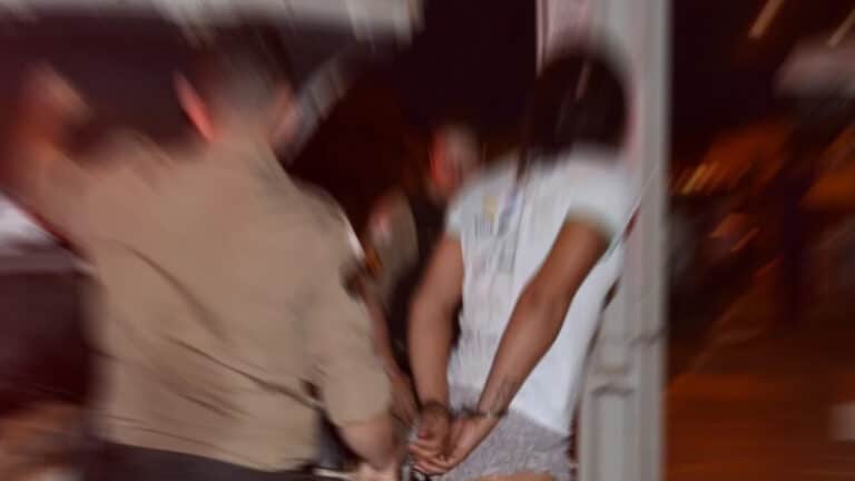 “Vou cortar seu cabelo e seus peitos”: travesti ameaça rival com faca em briga por ponto e é presa em João Pinheiro