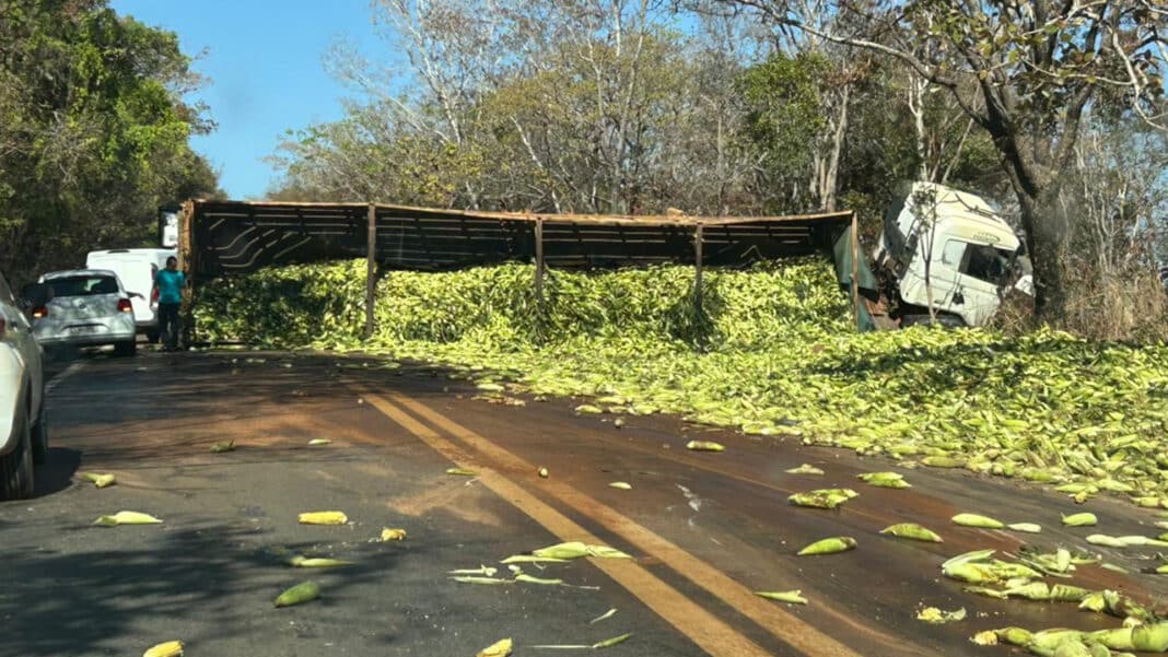 Carreta lotada de milho tomba e interdita parcialmente a MG-410, próximo a São Pedro da Ponte Firme