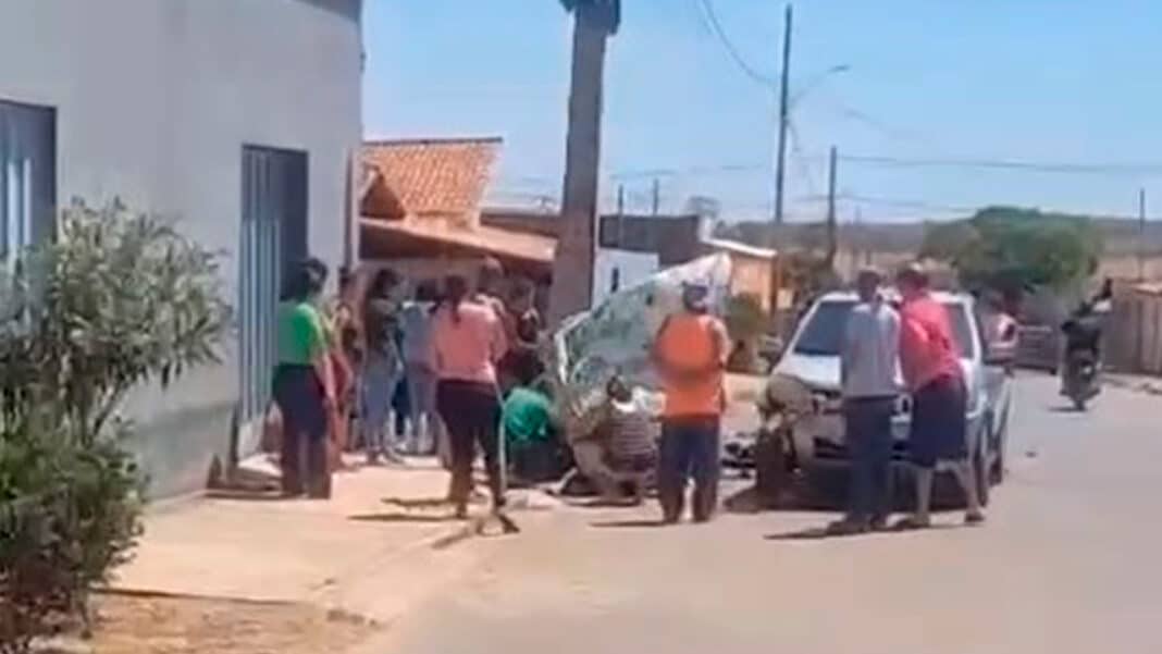 Acidente entre carro e moto deixa duas pessoas gravemente feridas em João Pinheiro