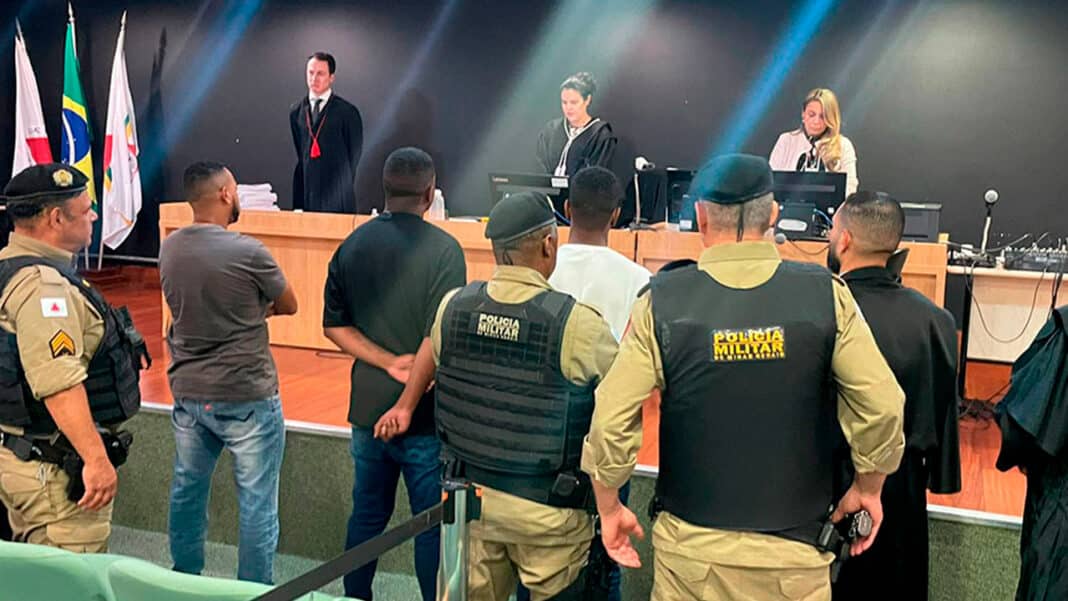 Inusitado: réu inocentado de homicídio é preso por portar cocaína durante o próprio júri em Minas Gerais