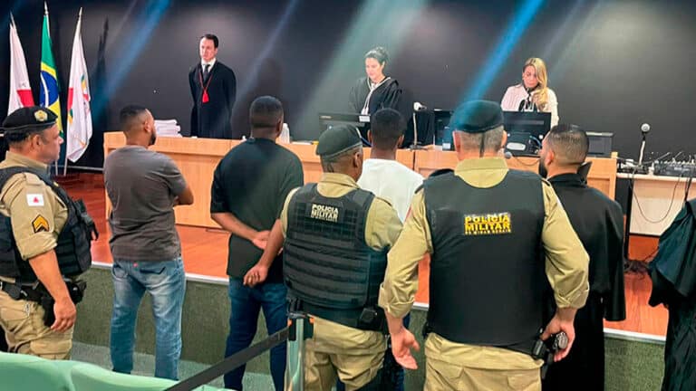 Inusitado: réu inocentado de homicídio é preso por portar cocaína durante o próprio júri em Minas Gerais