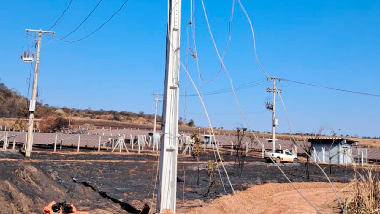 Mais de 1.200 imóveis ficam sem energia após incêndio danificar postes nas Lages, em João Pinheiro