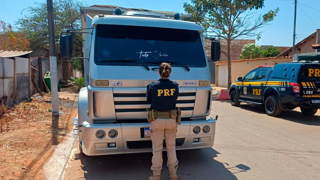 Ladrão abandona caminhão furtado na BR-040 e corre para o mato após ser parado pela PRF em Luizlândia do Oeste (JK)