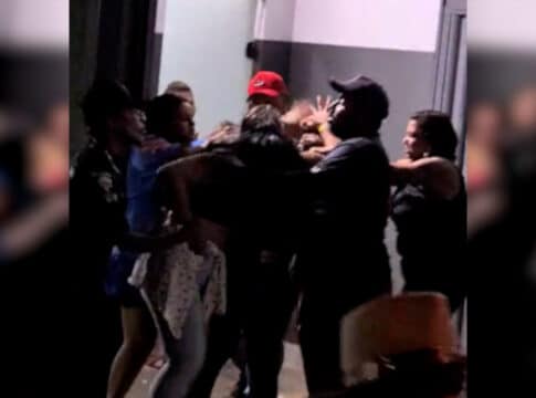 Aposentado tenta separar briga de mulheres em evento de forró e acaba agredido em João Pinheiro; veja o vídeo