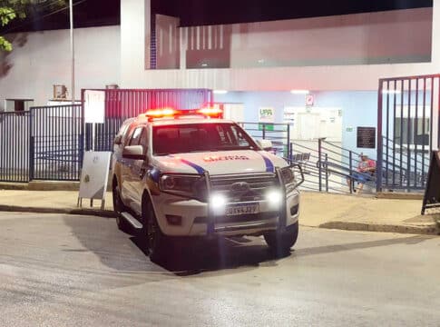Homem flagra namorada na cama com outro, é enforcado até desmaiar e tem costela fraturada em João Pinheiro
