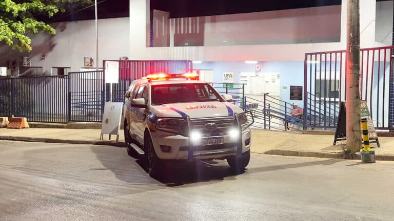 Homem flagra namorada na cama com outro, é enforcado até desmaiar e tem costela fraturada em João Pinheiro