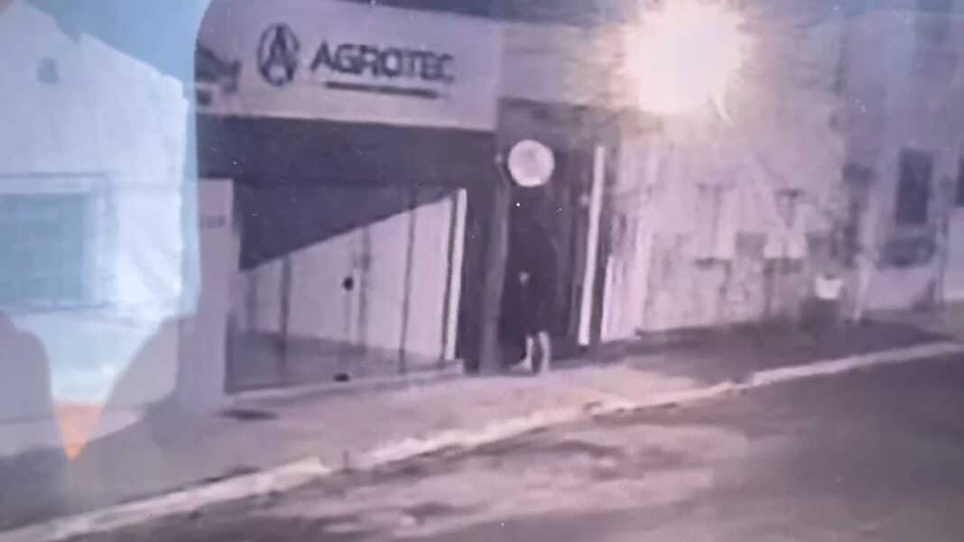 Ladrão usa barra de ferro para arrombar tabacaria no Centro de João Pinheiro e leva dinheiro e isqueiros