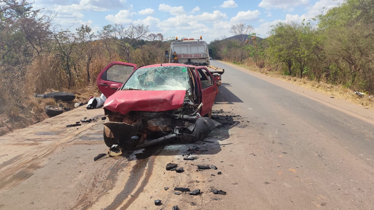 Cinco pessoas, incluindo duas crianças, ficam feridas em batida frontal na MG-188, em Paracatu