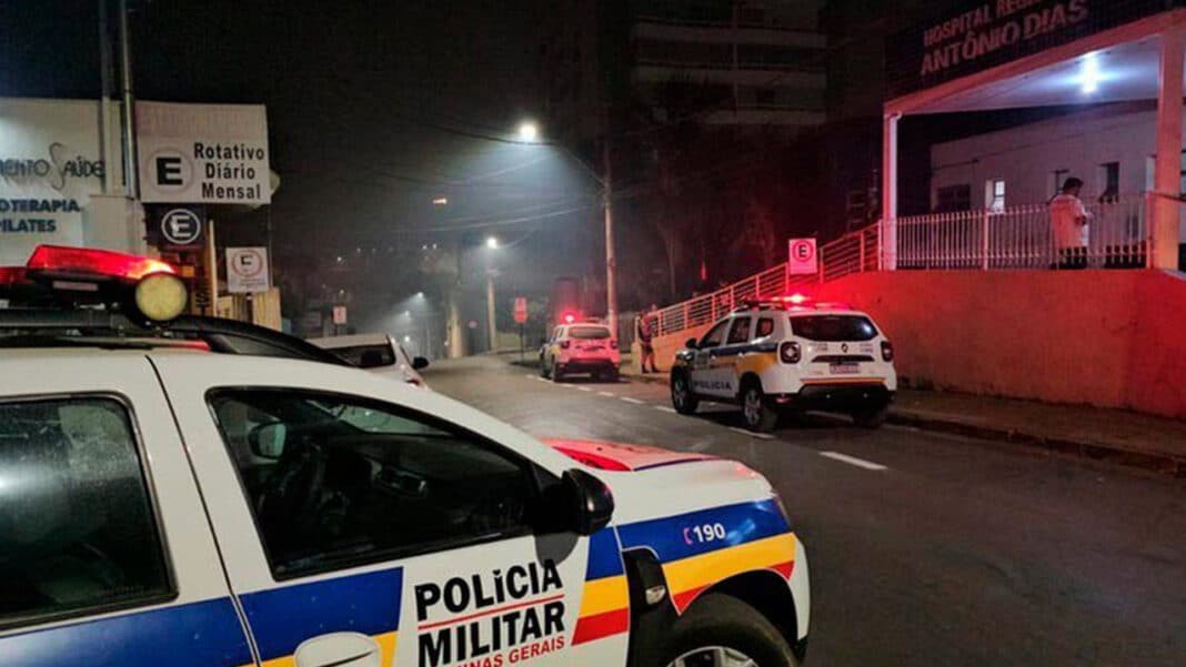 Jovem com esquizofrenia joga óleo fervente na própria mãe durante surto em Patos de Minas