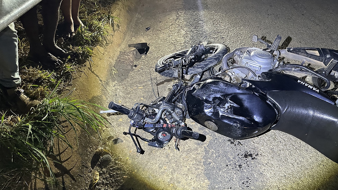 Veja o vídeo: motociclista invade contramão e morre ao bater de frente com carreta na BR-040 em João Pinheiro